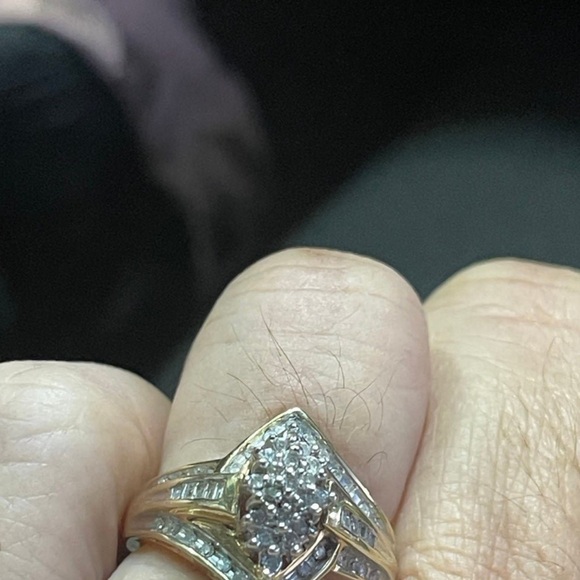 10k Gold .75 ct Diamond Ring. - Picture 2 of 9